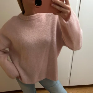 Ljusrosa stickad tröja - Rosa stickad mohair/ull tröja från H&M. Aldrig använd, slut såld