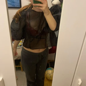 Svart transparent blus med puffärmar - Säljer en svart transparent blus med puffiga korta ärmar. Blusen är luftig och har en croppad passform, köpte på Vinted men den va för stor! Så aldrig andvänd🥰