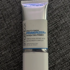 Smashbox Photo Finish Primerizer+ Hydrating Primer - Smashbox Photo Finish Primerizer+ är en återfuktande primer med trippel hyaluronsyra och silkscreen complex. Kommer i en silvrig tub på 30 ml och ger en smidig bas för sminket. Provade med passade inte mig nypris 320kr 