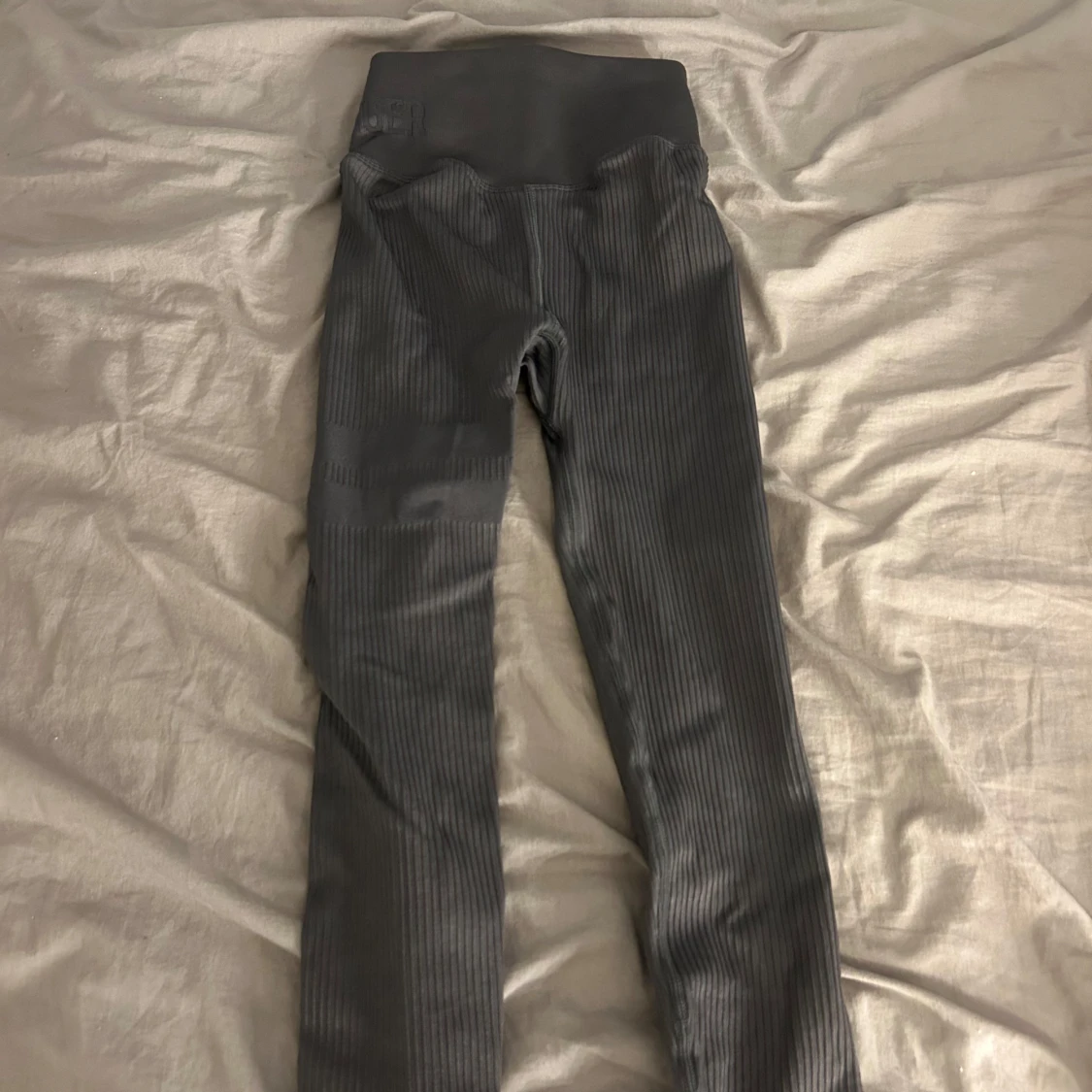 Grå ribbade tights från Stronger - 2