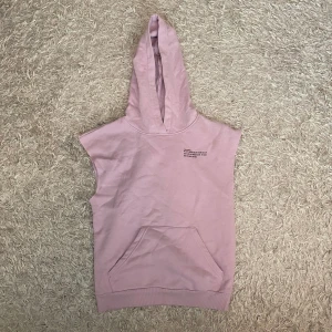 Ärmlös hoodie med tryck - Säljer en ljuslila ärmlös hoodie med magficka och tryck på bröstet där det står en liten text. Skriv om du har frågor o läs gärna min bio innan du köper🫶🏻🌸