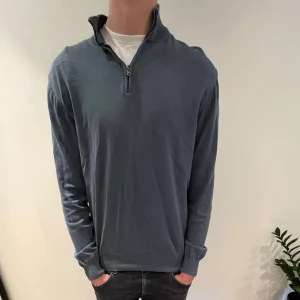 Halfzip från Oscar jacobsson  - Säljer en ljusblå half zip från Oscar jacobsson som är lite för stor för mig. Tröjan är nästintill oanvänd men har tvättat den och därför är den lite skrynklig. Tröjan passar perfekt nu till sommarn. Priset går att diskutera!