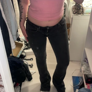 Svarta jeansbyxor med normal passform - Säljer ett par svarta jeans! Byxorna har låg midja och är bootcut. Dom är för små och för långa för mig som är 166cm.💞