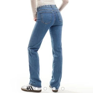 Blå straight jeans från Dr Denim - Säljer ett par klassiska blå jeans från Dr Denim i modellen Lexy Straight. Jeansen är mid waist med raka ben. LEXY STRAIGHT. Storlek M längd 34 passar bra på mig som är 174
