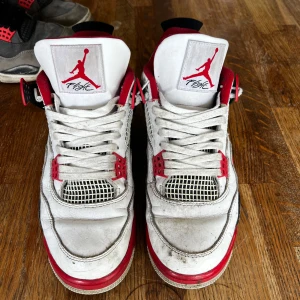 Jordan 4 retro Og fire red  - Sjyssta skor med lite slitage. En ordentlig tvätt så har du ett par grymmt fina skor och sjukt bekväma. 