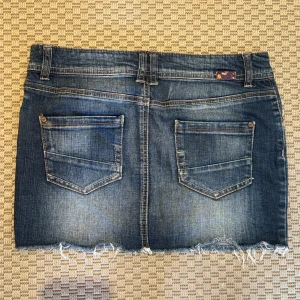 Söt jeans kjol med låg midja  -  Mörk blåa jeans kjol 🌺 Midjemått : 37cm rakt över 🩷