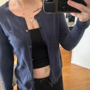 Kofta - Säljer denna kofta från Tommy hilfiger i storlek xs 