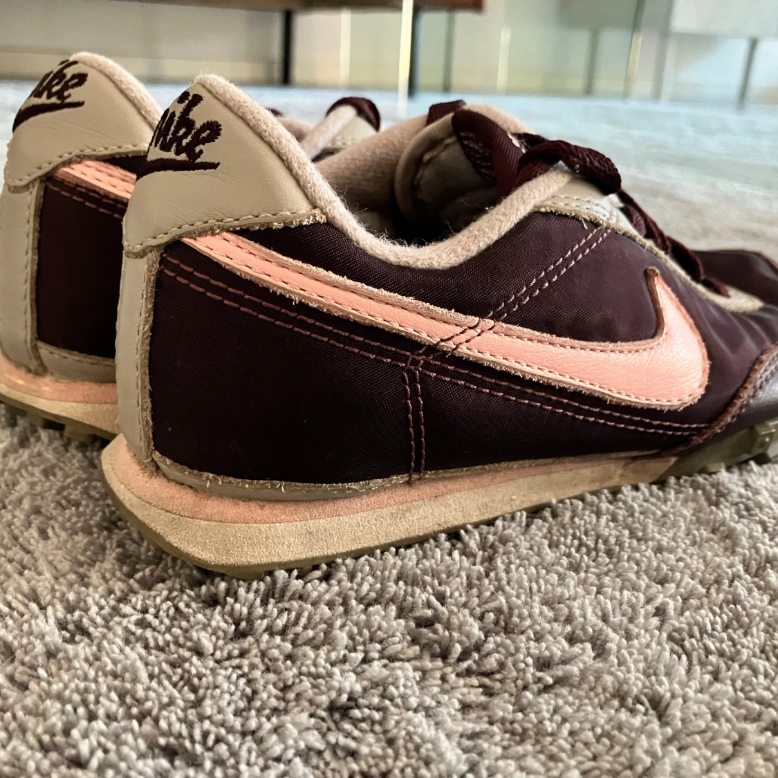 Mörklila Nike sneakers med rosa swoosh