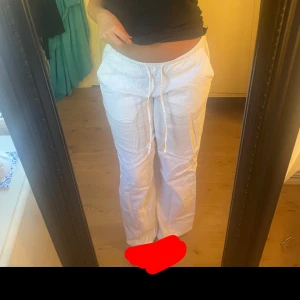 Lågmidjade linnebyxor  - Säljer ett par vita linnebyxor som är använd 1-3 gånger precis som nya!!!! Pris kan diskuteras ( orginalpris 399kr!)