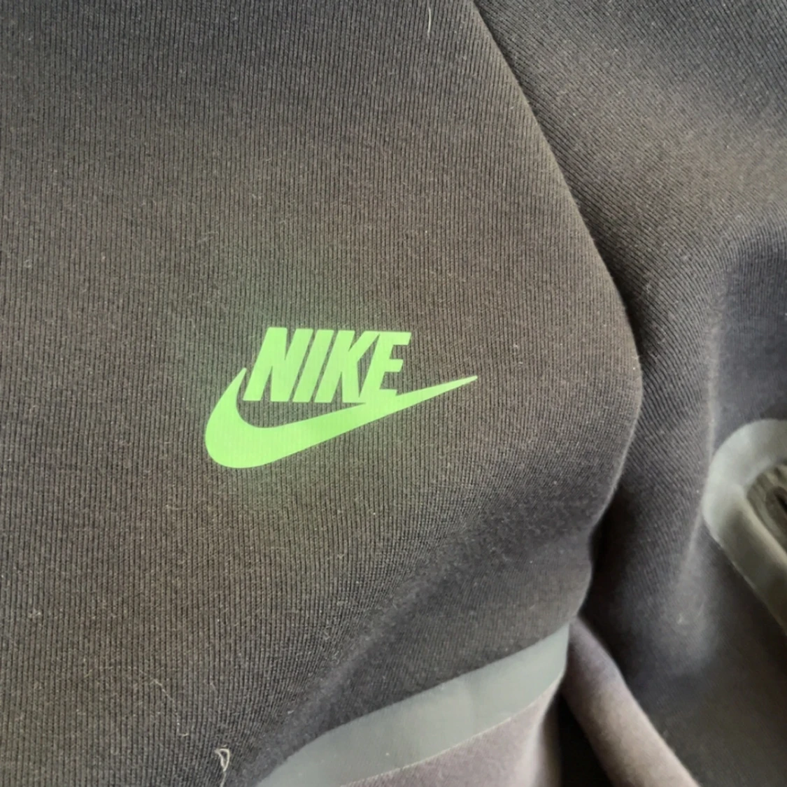 Svart Nike jacka med grönt tryck - 3