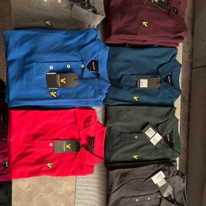  piké t-shirt från Lyle & Scott - Snygga  piké t-shirts från Lyle & Scott med klassisk krage och knappslå framtill. T-shirten har det ikoniska gula fågelbroderiet på bröstet och är tillverkad i ett mjukt bomullsmaterial. Olika färger i nytt skick oanvända i storlekarna XS och S, där de kostar 250kr st men kan köpa 5 st för 1200kr då man själv säger hur många man vill ha i chatten, även storlek.