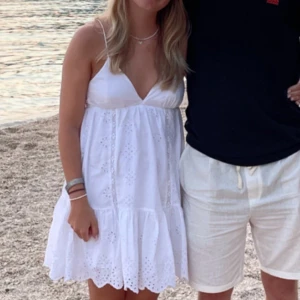 Volangklänning - Säljer min snygga volangklänning som är köpt ifrån zara🩷Använt ett fåtal gånger så den är i ett mycket bra skick!!