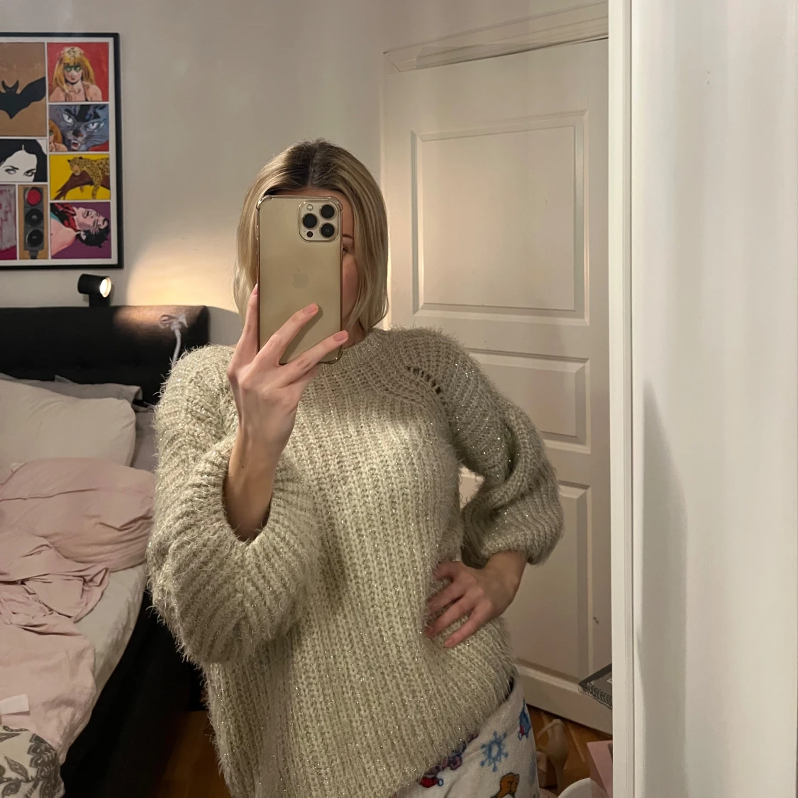 Glittrig stickad tröja i beige