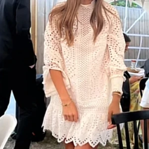 Klänning med detaljer  - Perfekt inför studenten! Gammal kollektion av Hm!!