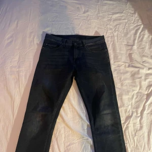 Tiger of Sweden jeans - Säljer ett par mörkblå jeansbyxor från Tiger of Sweden i storlek 31/32. Perfekta för en stilren och enkel look. Skriv för mer info! 🌟