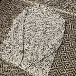 Unik stickad tröja - Riktigt snygg unik stickad tröja från Arket, perfekt nu under våren och sommarkvällarna. Den är i bra skick, storlek S men sitter som S/M. Skriv vid minsta intresse, pris kan alltid diskuteras vid smidig affär 😀