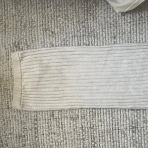 Jättesöt stickad kjol - En jättesöt långkok från hm som är beige och ribbad💓inga defekter och är i storlek xs