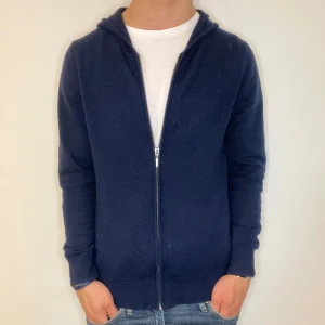 Lawrence Grey Cashmere Hoodie - Extremt snygg och i riktigt bra skick | Material - 100% Kashmir | Strl - S | Skick - 10/10 | Nypris - ca 2500kr | För ytterligare frågor är det bara att skriva 🗣️