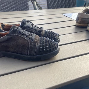 Svarta Loubs med spikar  - Säljer ett par svarta Loubs med spikar. De fattas en spik på vardera sko. Skorna är i helt ok skick. Priset går att diskuteras 👍👍👍