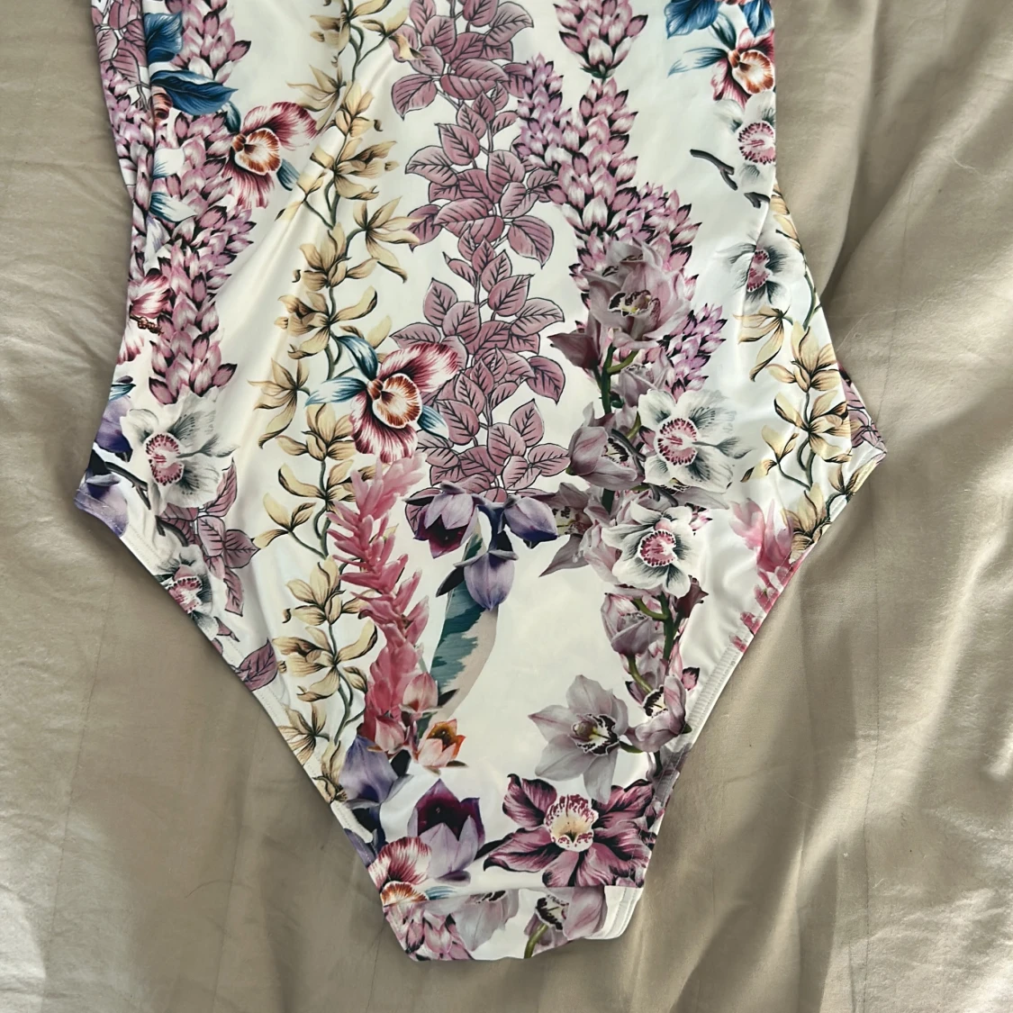 Blommig baddräkt med volang och asymmetrisk axel - 1