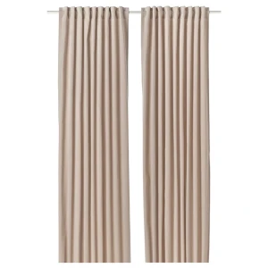 Beige gardiner med veck - Säljer ett par stilrena beige gardiner med veck. Gardinerna är långa och har en mjuk, slät yta som ger ett elegant intryck i rummet. Passar perfekt för att skapa en lugn och harmonisk känsla hemma. Materialet är tyg och färgen är neutral beige.nypris 599 mitt pris 450. Helt nya endast uppsatta 