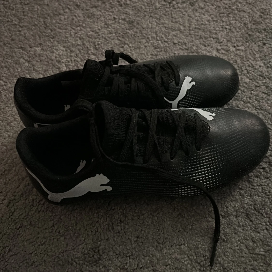 Svarta fotbollsskor från Puma