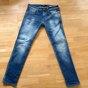 Replay Anbass - Tja, säljer dessa feta replay jeans i strl 31/32. Är använda endast två gånger och är som nya. Vid frågor eller funderingar hör gärna av er 🙂/ N