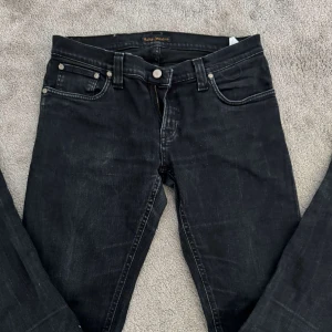 Nuide Jeans  - Säljer nu dessa feta Nudie jeans som är sprillans nya. Jeansen är i storlek W28:32L. Jeansen har svart blå färg. Vid frågor eller funderingar är det bara att höra av sig‼️