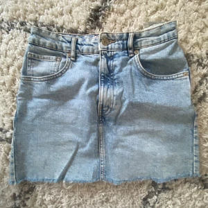 Jeanskjol Zara - Säljer denna fina jeanskjol från Zara i storlek S. Skriv om du vill ha fler bilder eller är intresserad!