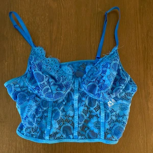 Blå spetstopp - Endast testad, mörkblåare i verkligheten mer som axelbanden