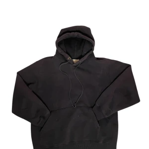 Champion hoodie  - Marinblå hoodie från Champion med klassisk huva och dragsko. Tröjan har ribbade muddar och en liten Champion-logga broderad på ärmen. Perfekt för en avslappnad stil och enkel att matcha med det mesta. Storlek M men passar mer som storlek S/XS.