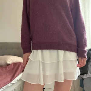 Vit volangkjol  - Vit volangkjol helt oanvänd och superfin!! 💕💕 Köpt på plick 