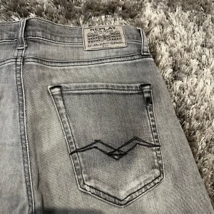 Grå Replay jeansbyxor Thad - Säljer ett par grå jeansbyxor från Replay, modell Thad. 10/10 skick har bara använt några gånger. Storlek 150. Passtorleken är slim.