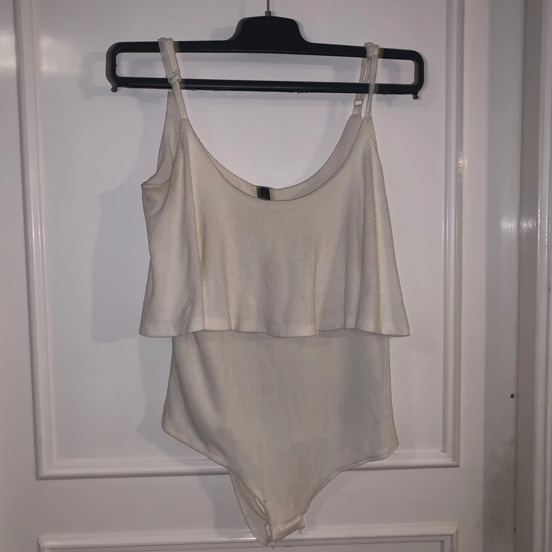 Vit ribbad body från YAS