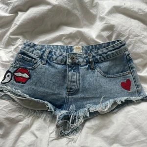 Lågmidjade shorts  - low waist jeans shorts med coola detaljer ifrån River Island 