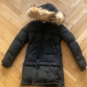 Parajumper Dam jacka - Knappt använd, helt ny, autentisk och äkta som går att skanna med bevis genom QR koden. Nypris 12 000kr