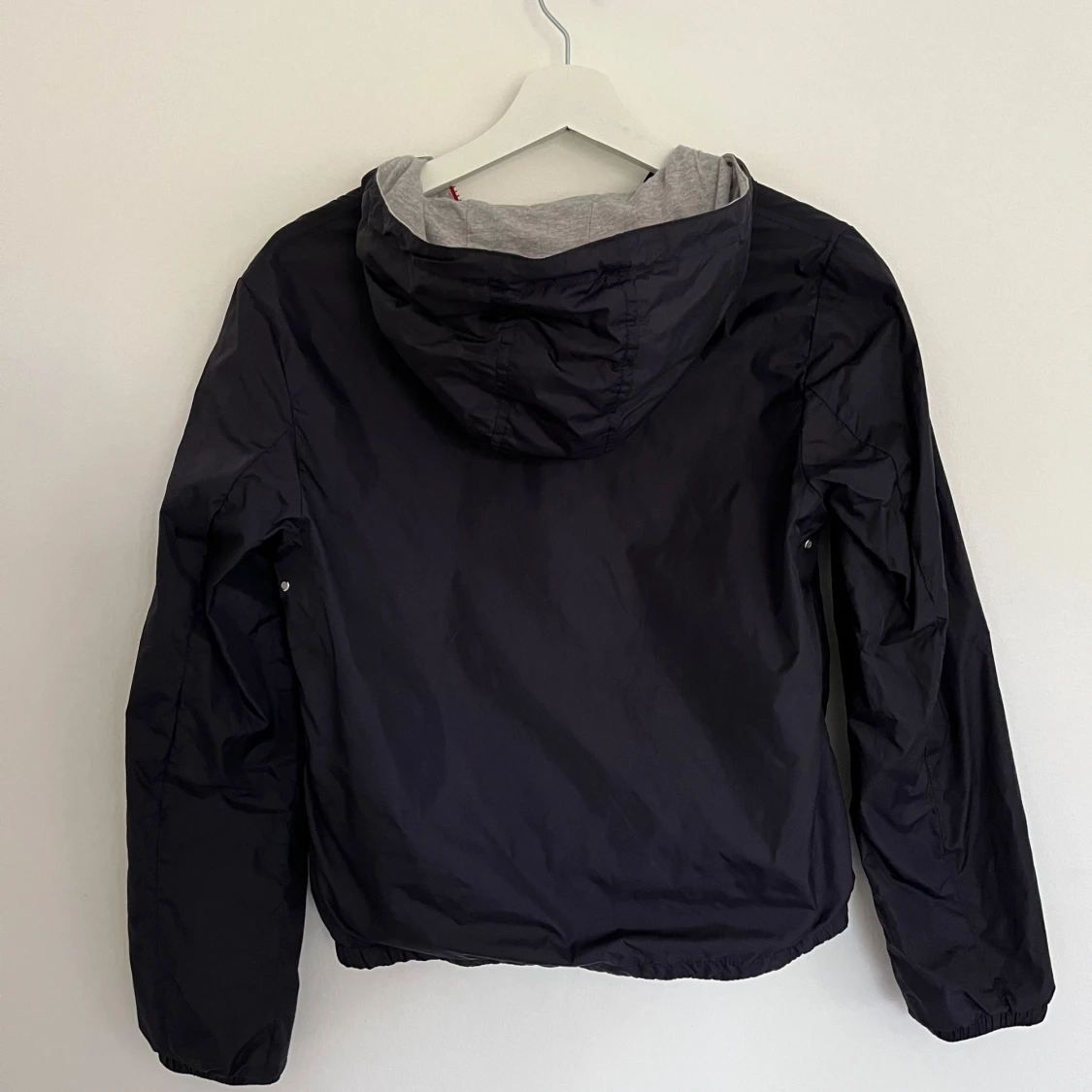 Mörkblå vindjacka med huva från Moncler  - 1