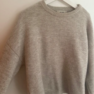 Stickad tröja  - Supersnygg stickad tröja i bra skick från Aware som tyvärr inte kommer till användning!! 🌸💞