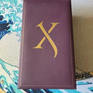 Xerjoff Alexandria II Parfym 100ml - Lyxig parfym från Xerjoff, Alexandria II, i en elegant brun och guld glasflaska. Kommer i exklusiv lila och guld ask med märkets logotyp. Flaskan har gulddetaljer och rymmer 100 ml parfymextrakt.