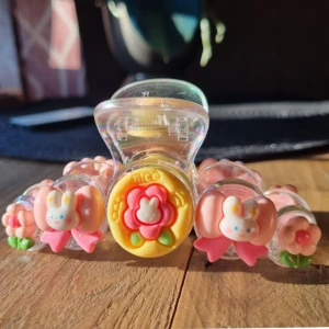 Hårklämma  - Söt hårklämma med dekorativa detaljer som blommor och kaniner. Passar bra för tjockt hår.   Storlek 11cm långt 3,5cm bredd