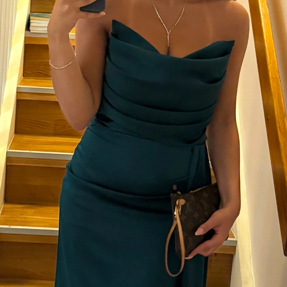 Mörkgrön långklänning med draperad överdel - 2