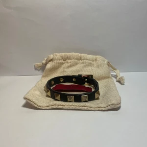 Valentino Armband - Säljer ett riktigt snyggt Valentino armband i bra skick. Armbandet kommer med påsen och är justerbart. Om ni har några frågor hör gärna av 