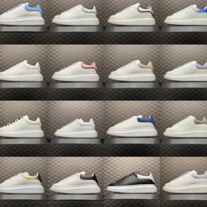 Alexander McQueen Skor - Säljer flera par Alexander McQueen sneakers med vit bas och olika färgdetaljer på hälen, bland annat blå, röd, rosa, lila, gul och svart. Skorna har rund tå, platt sula och klassisk sneakerdesign. Perfekta för dig som vill sticka ut med stilrena men färgglada skor. Finns i alla storlekar, bra pris och box och allt ingår. Topnotch_klader2025 på ig för mer information om allt jag säljer!