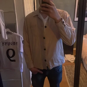 Beige linneskjorta från selected homme  - Säljer denna då den inte passar mig så bra längre. Den är perfekt att slänga över en t-shirt för en clean look inför sommaren 