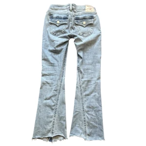 True Religion Jeans - Lågmidjade utsvängde och snyggt insydda i midjan. Storlek w28. Midja:35 Innerben:76-77. Inga bilder på.