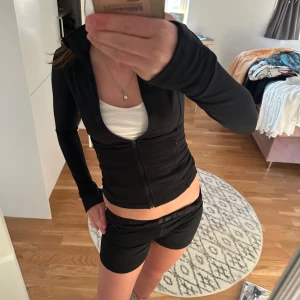 Tight träning zip - Super snygg trendig zip tröja. Skönt material. Nypris 700kr. 