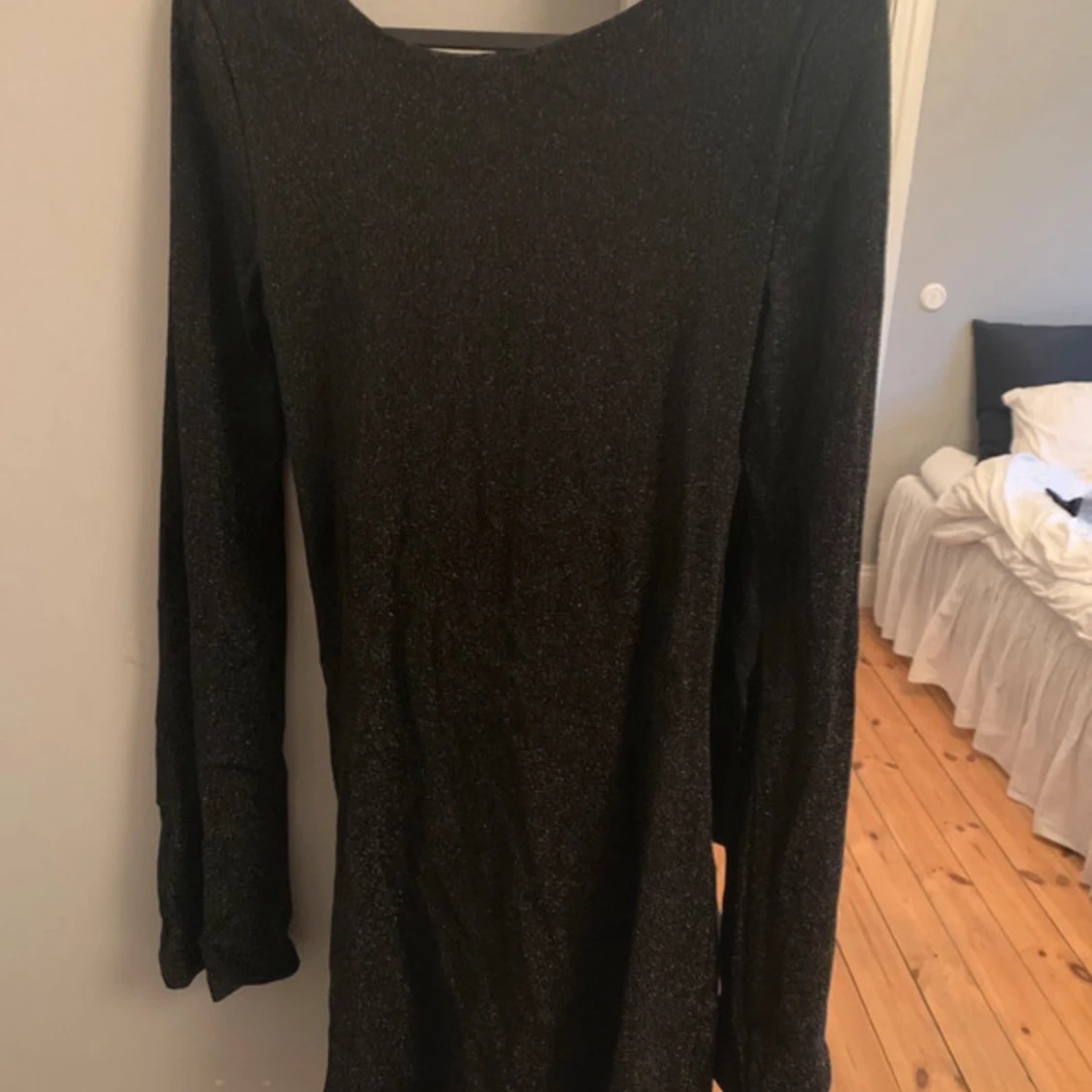 Svart glittrig klänning med öppen rygg och snörning - 1