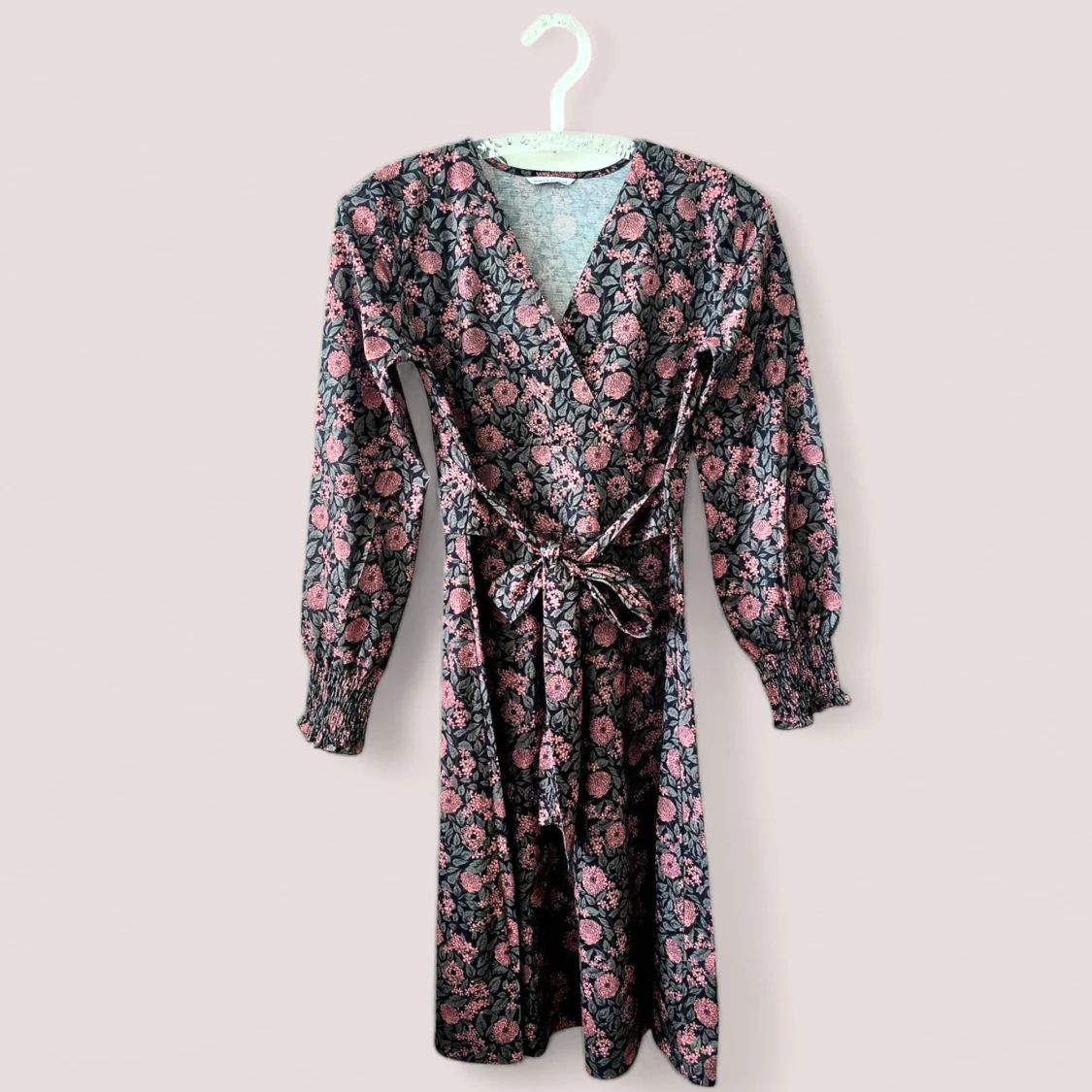 Blommig omlottklänning med volangärm