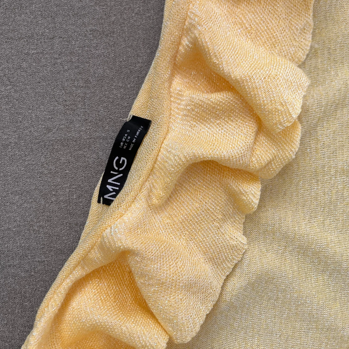 Gul oneshoulder topp med volang från Mango - 1