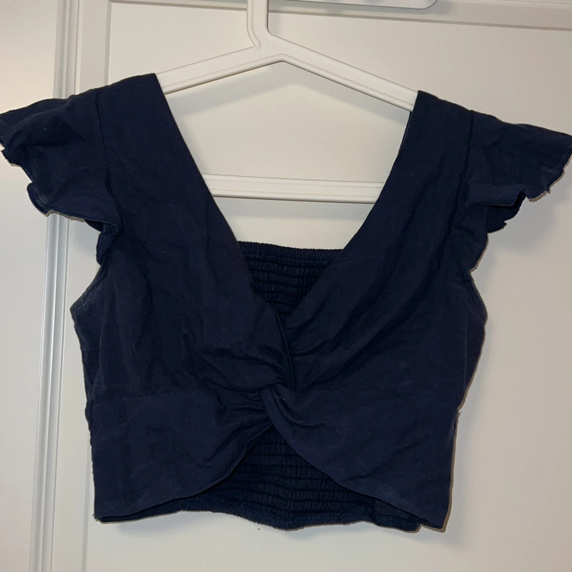Mörkblå croppad topp med twistad front - 1